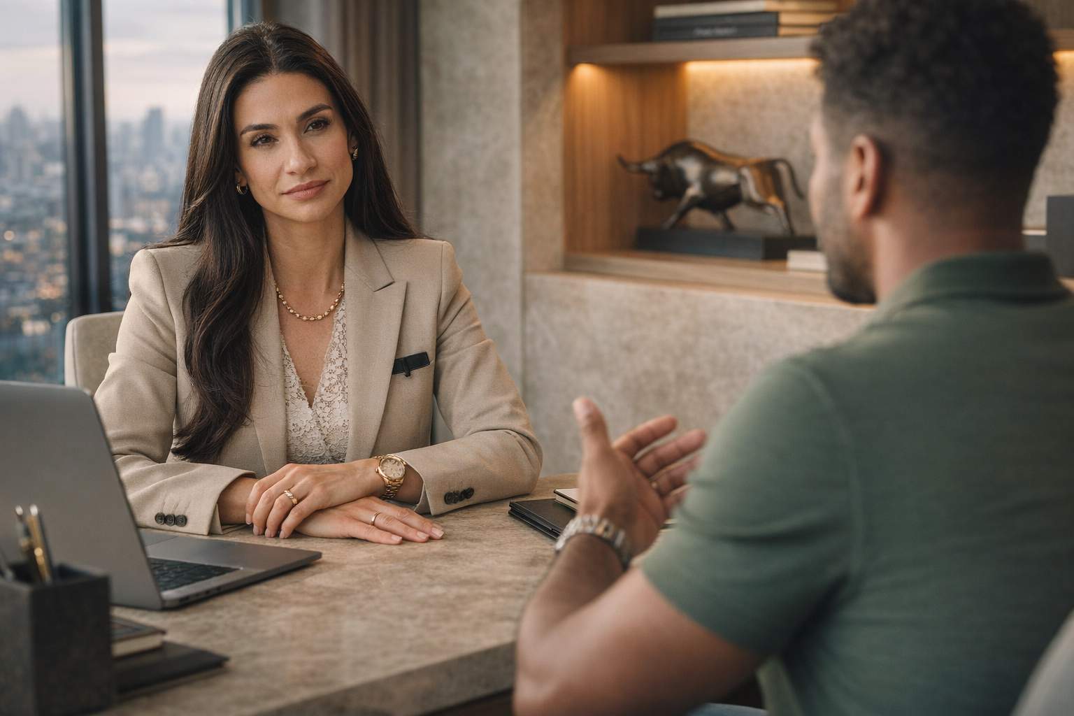 Advogado trabalhista analisando documentos e direitos do trabalhador